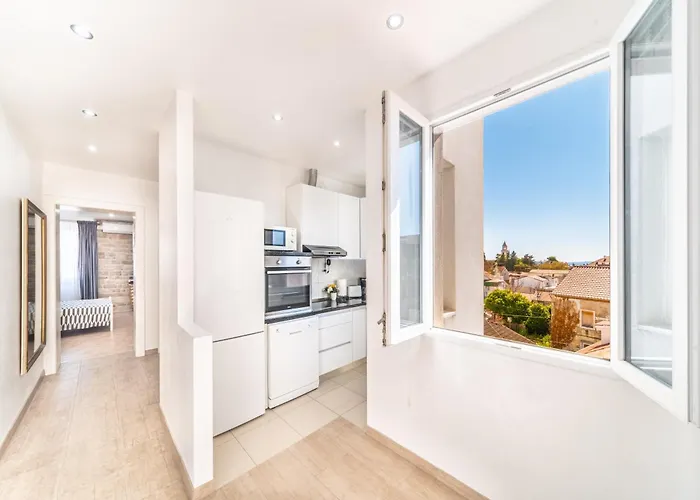 Lilly Apartment Split